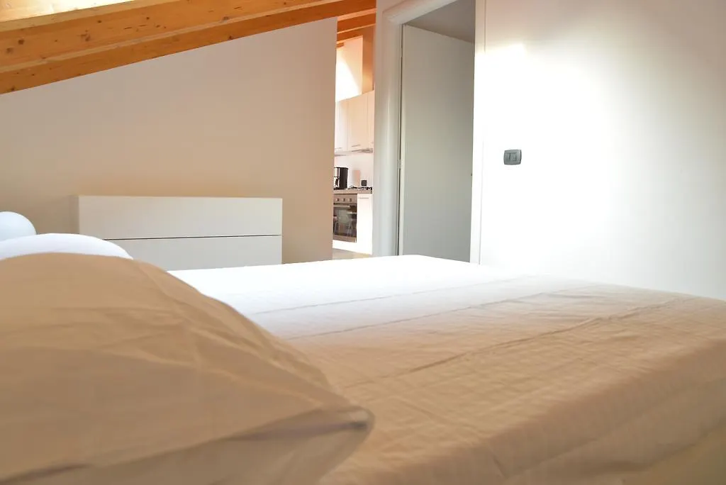 Cece' Dependance Daire Lecco 0*,